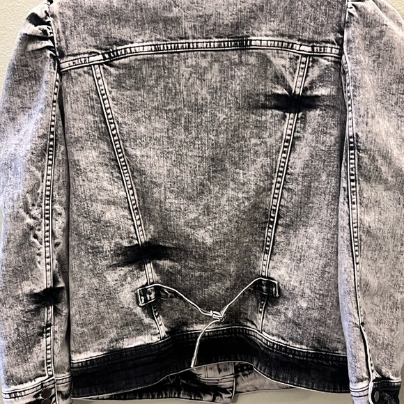 Retrofête Ada acid wash puff sleeve denim jacket.
Size Large
NWOT - Picture 2 of 3